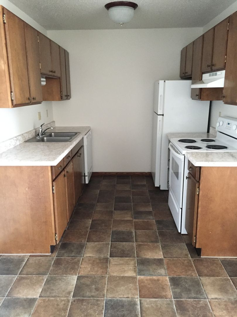 Moorhead Apartment: 1208 27th Ave S