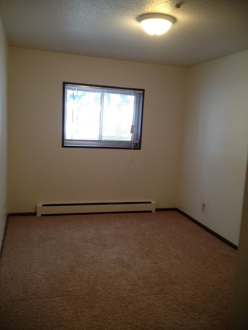 Moorhead Apartment: 1206 27th Ave S
