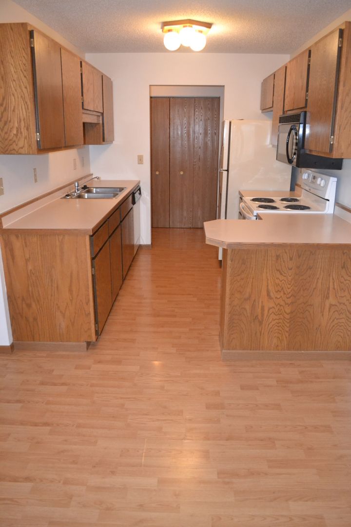 Moorhead Apartment: 1208 28th Ave S
