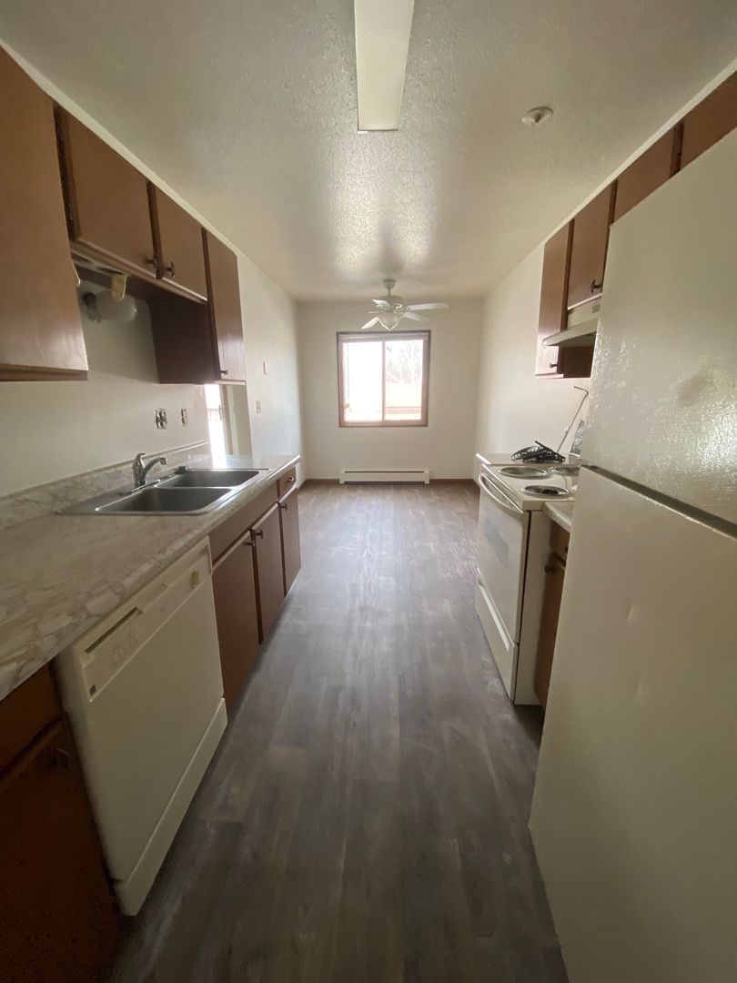 Moorhead Apartment: 1122 27th Ave S