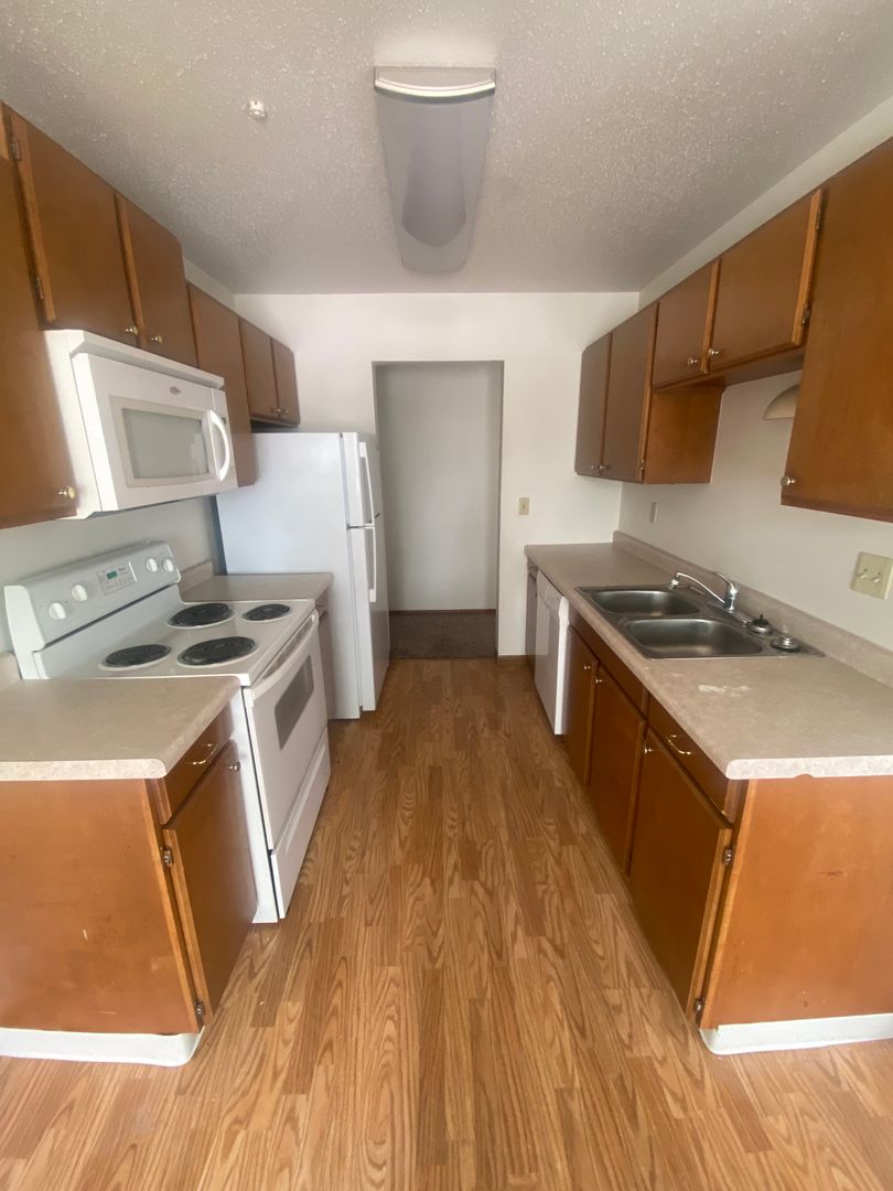 Moorhead Apartment: 1122 27th Ave S
