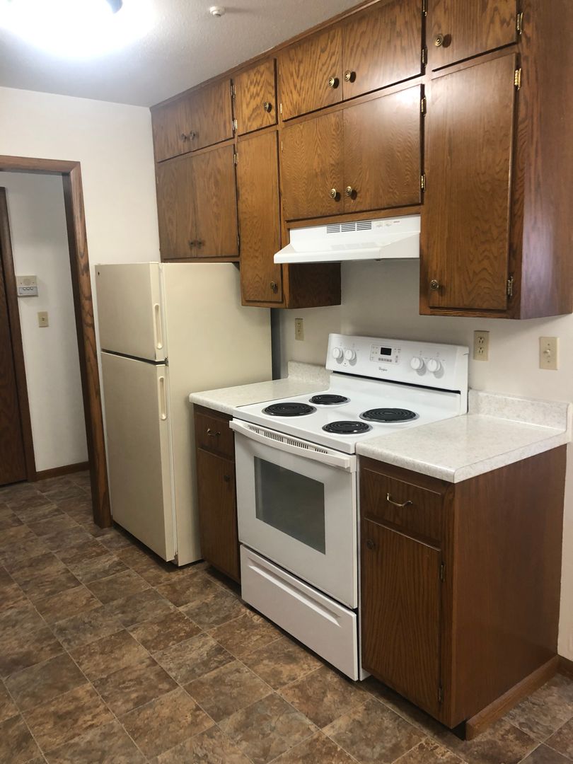 Moorhead Apartment: 517 32nd Ave S