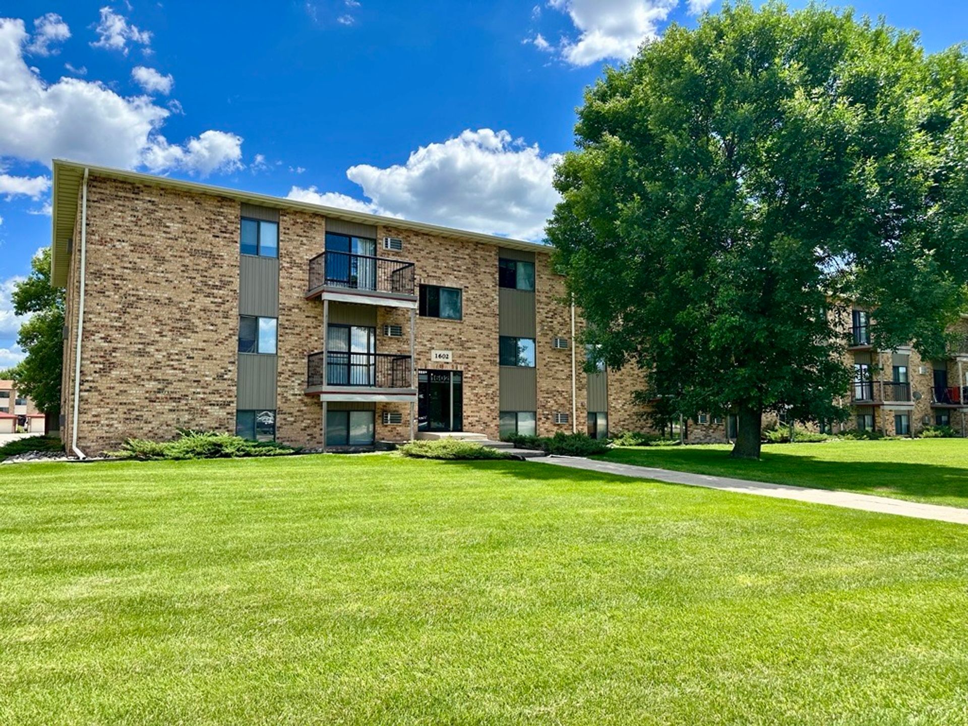Fargo Apartment: 1602 47th St S