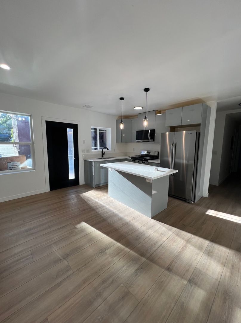 Los Angeles Apartment: 706 N Hoover Avenue