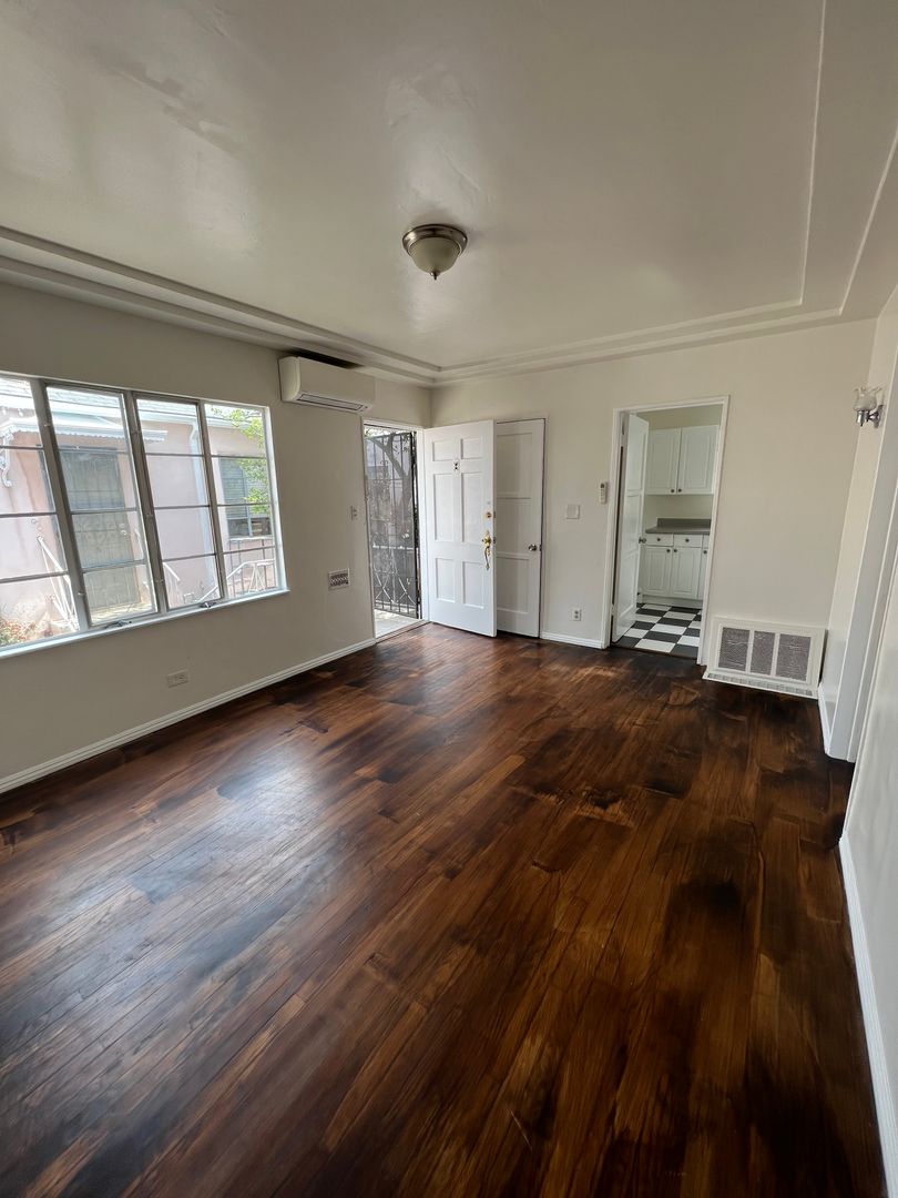 Los Angeles Apartment: 4236 Burns Avenue