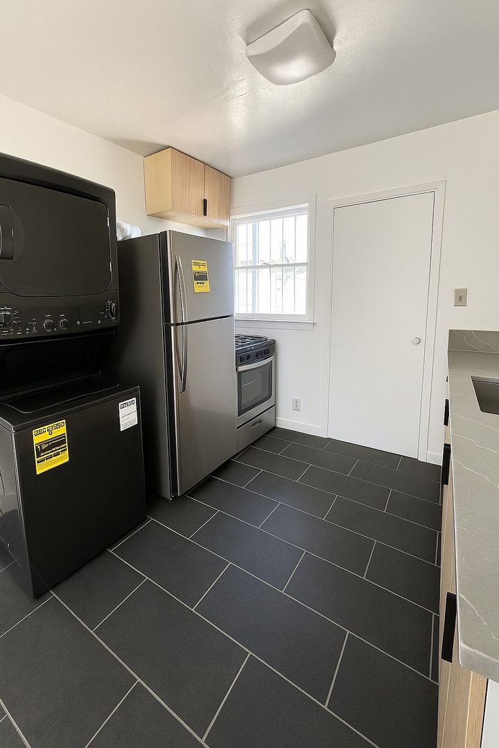 Los Angeles Apartment: 2646 LA CIENEGA AVE