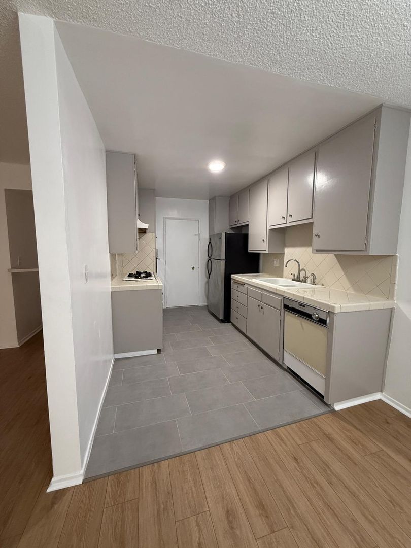 Los Angeles Apartment: 347 Westminster Avenue