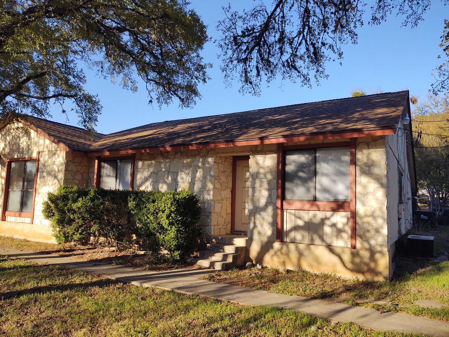 San Marcos Apartment: 1000 A & B Columbia