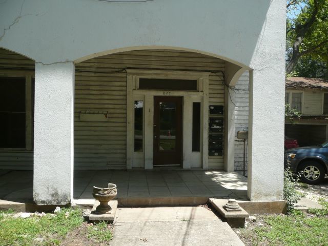 San Marcos Apartment: 827 W. Hopkins Street 1-5 and 831 W. Hopkins Street