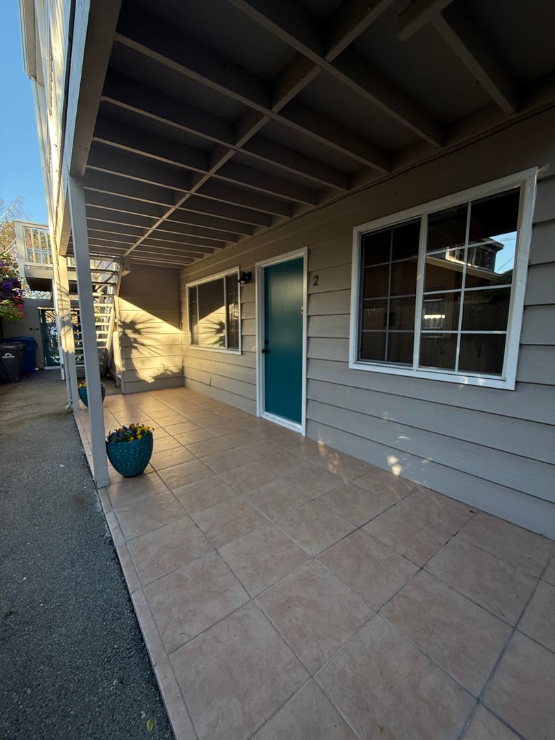 Santa Cruz Apartment: 371 7th Ave