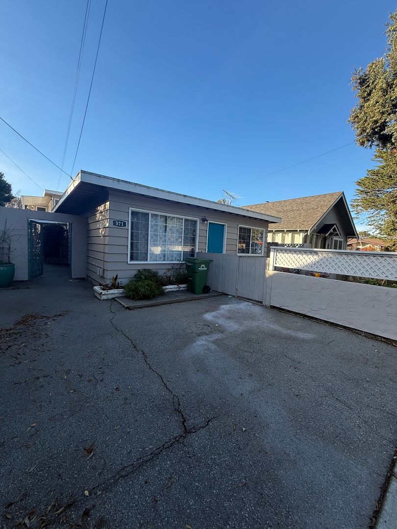 Santa Cruz Apartment: 371 7th Ave