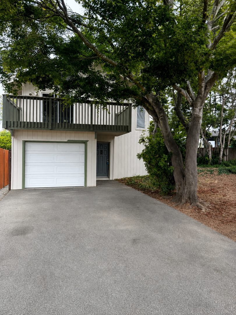 Capitola Apartment: Rosedale Ave