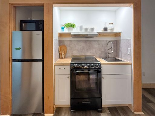 One Bedroom Apartment - One bed, all the benefits. All Utilities & Internet included. – photo 1