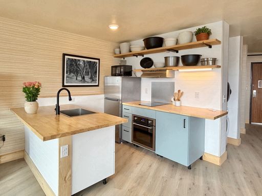 Loft Style open 1Bedroom with Deck, Kitchen Island, Fireplace and Washer & Dryer! All Utilities & Internet included. – photo 1