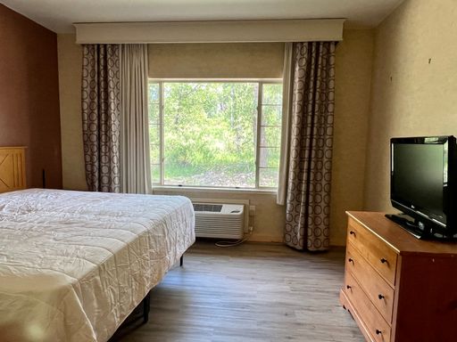 One Bedroom Apartment - One bed, all the benefits. All Utilities & Internet included. – photo 1