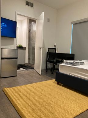 Furnished Master Room in the Hollywood – photo 1