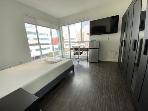 Stunning Corner Bedroom with Floor-to-Ceiling Windows in Luxurious Apartment Complex – photo 1