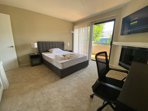 Furnished private bedroom in Burbank