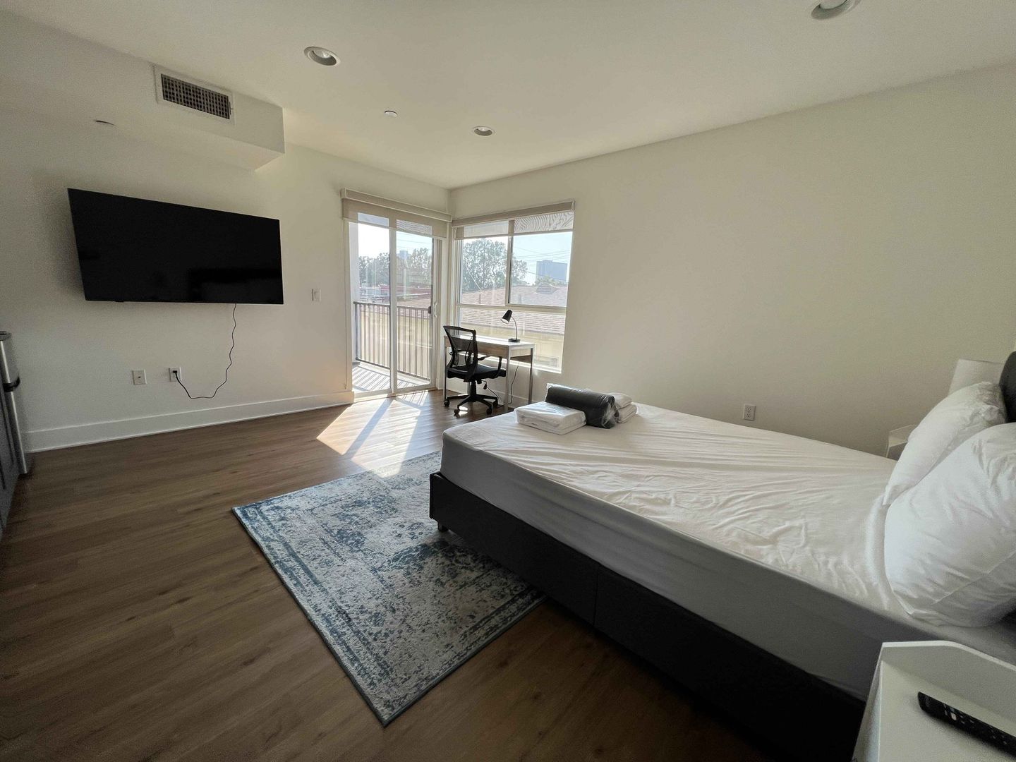 Los Angeles Apartment: 1539 Beloit Ave.