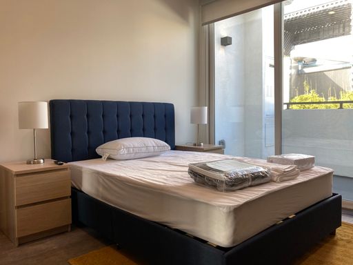 Furnished room with balcony in Hollywood – photo 1