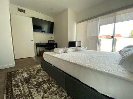 Furnished luxury room in West Hollywood – photo 1