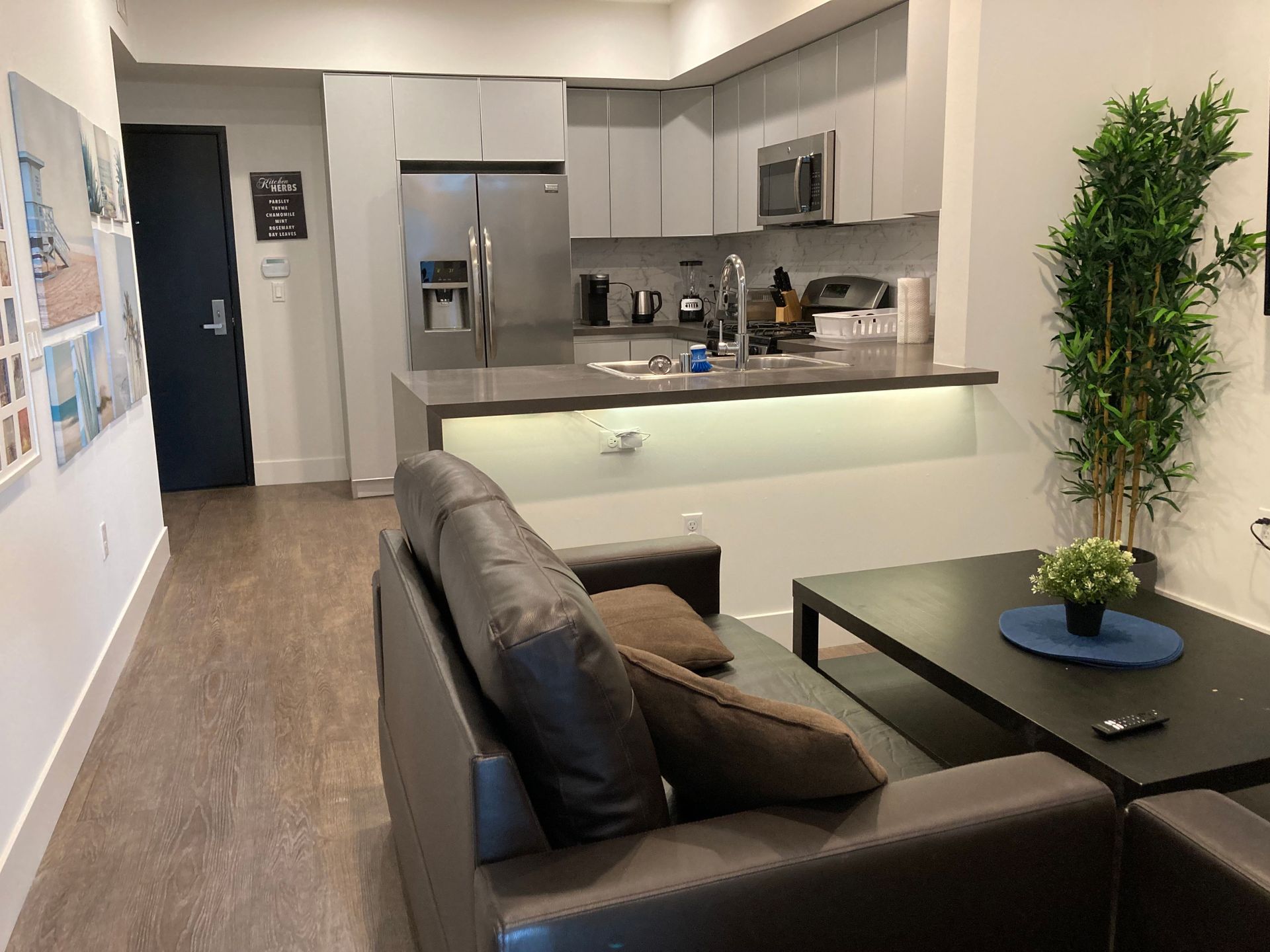 Los Angeles Apartment: 1439 Tamarind Ave.