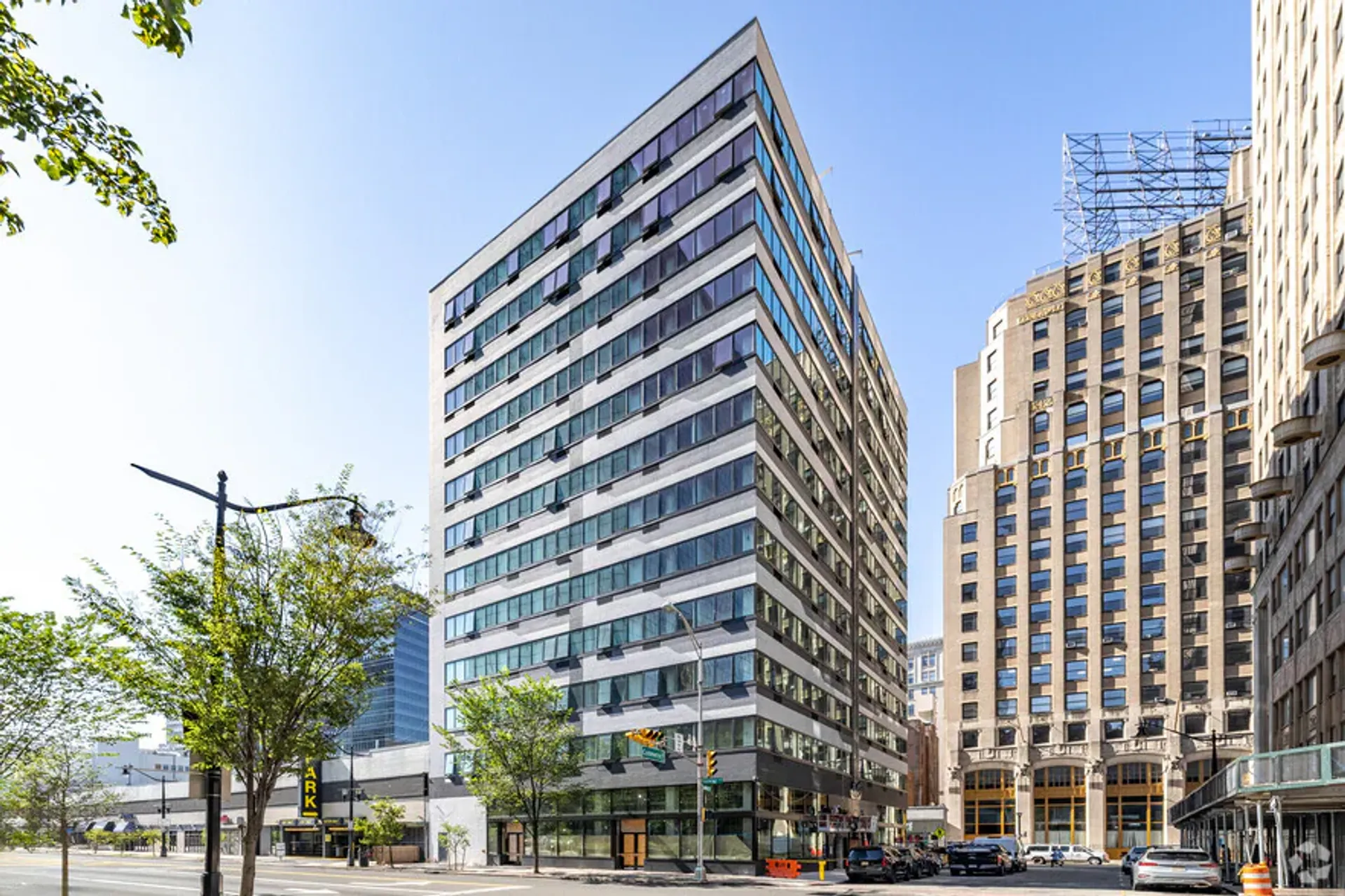 Newark Apartment: 10 Commerce Ct