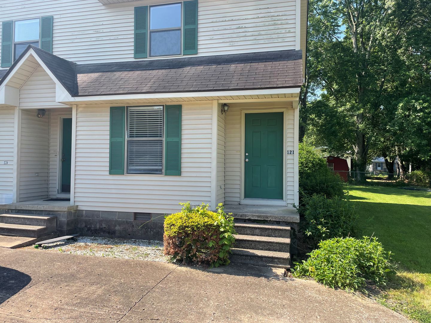 Martin Apartment: 121/123 Ivie Circle