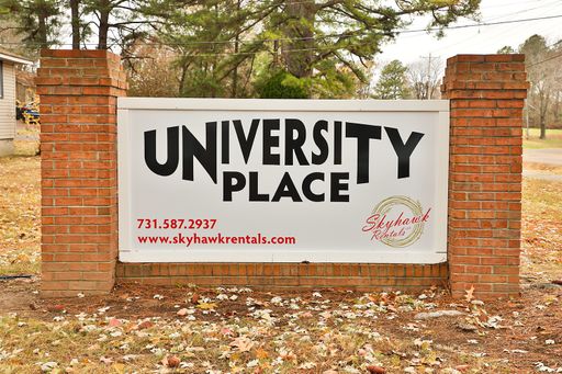University Place 1- Charming Townhouse Apartment