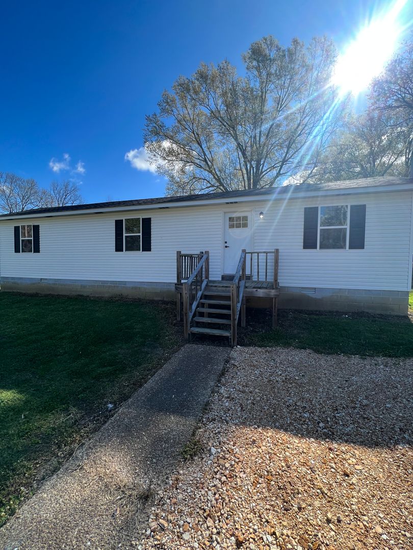 Martin House: 117 Willow Ln