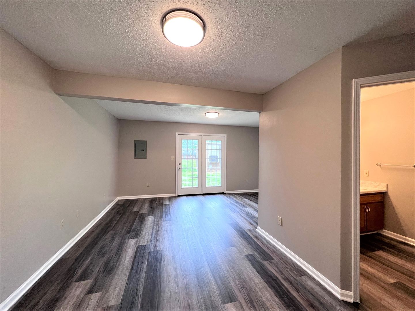 Martin Apartment: 154 W Peach St.