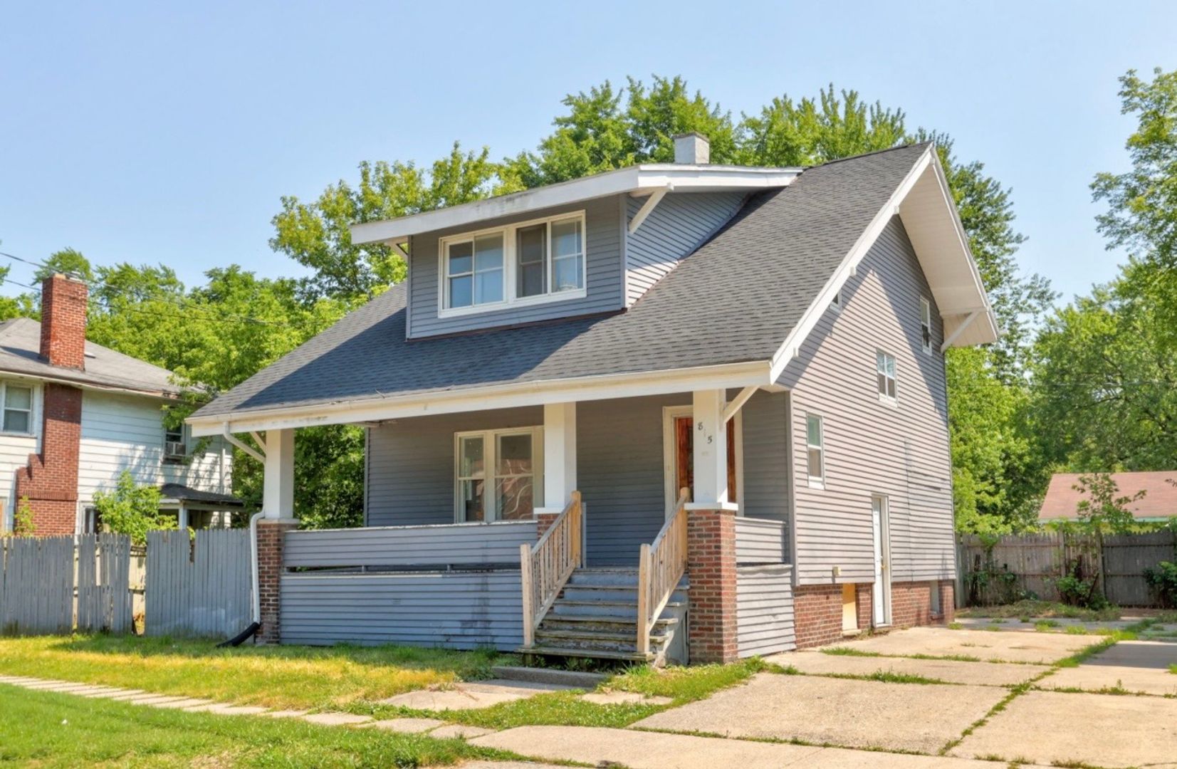 Saginaw House: 815 W Genesee Ave