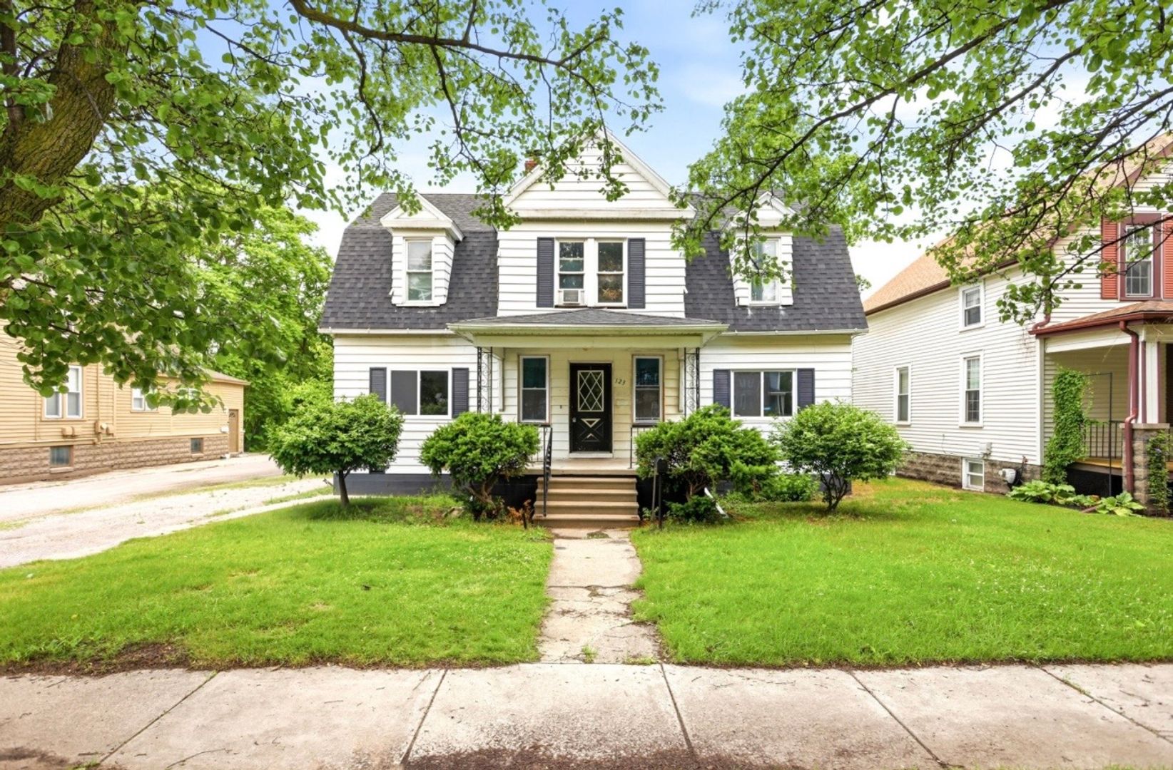 Bay City Apartment: 123 Woodside Ln