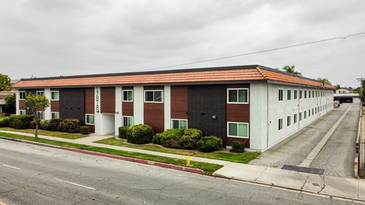 BELLFLOWER 2BR/2BA APARTMENT $2500mo – photo 1