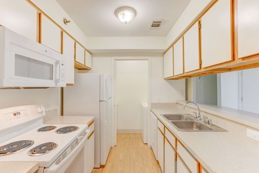 September Savings start at just $99! Make your move by 9/23 and pay $99 for your 1st month's rent. Call now for details! – photo 1
