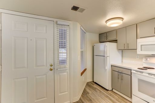 Fall Into A Great Deal! Washer/Dryer Included + Move-In Bonus Options! Call Us for Details! – photo 1