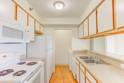September Savings start at just $99! Make your move by 9/23 and pay $99 for your 1st month's rent. Call now for details! – photo 1