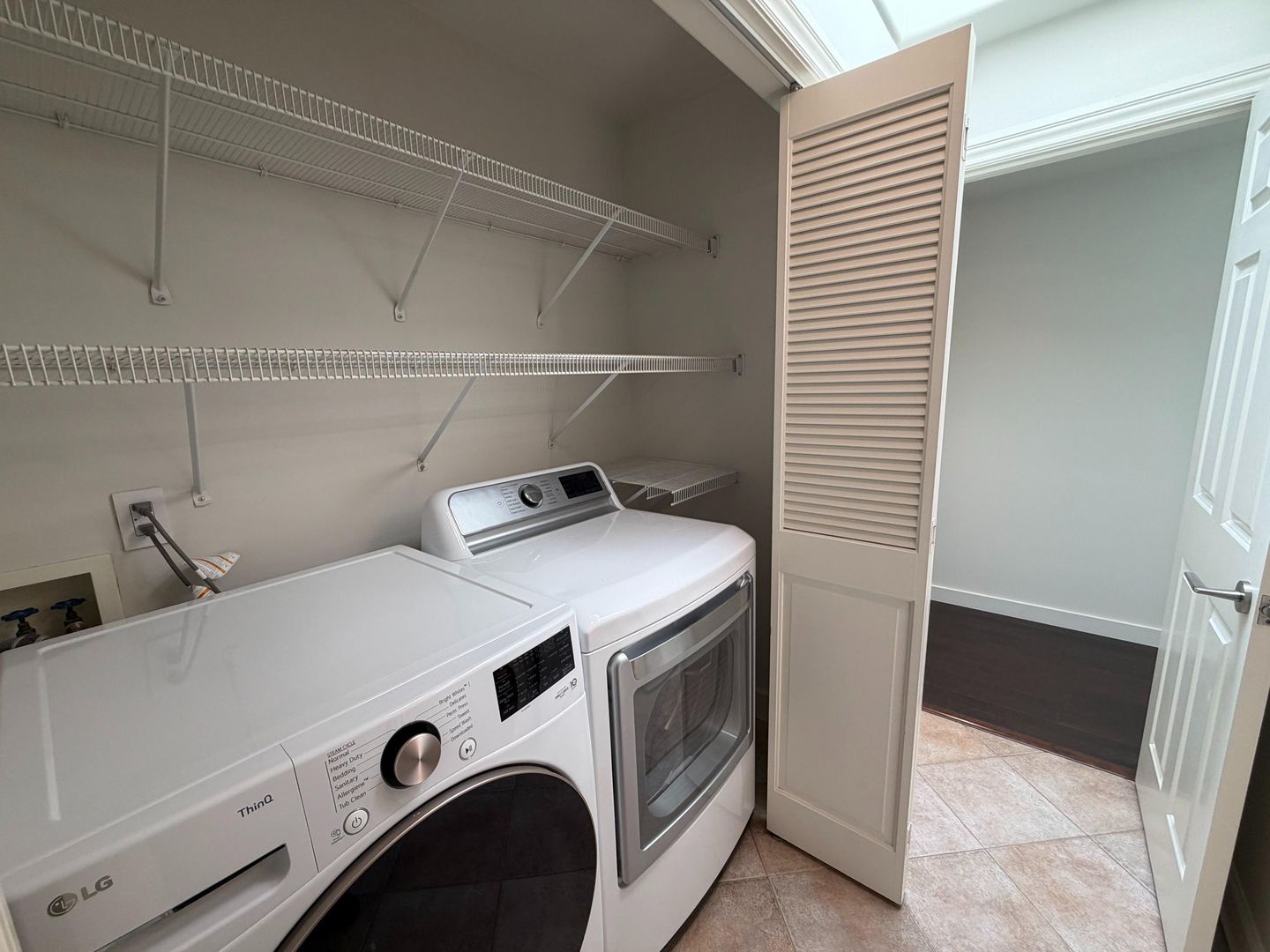 Laundry room at 2050 Divisadero St #3