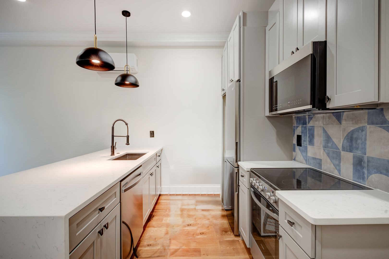 Spacious & Stylish Studio Apartment on W Diamond Street