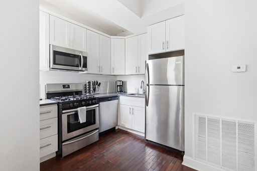 Trendy 2 BR Apartment w/ Private Rooftop+ Skyline Views + EZ Parking. – photo 1