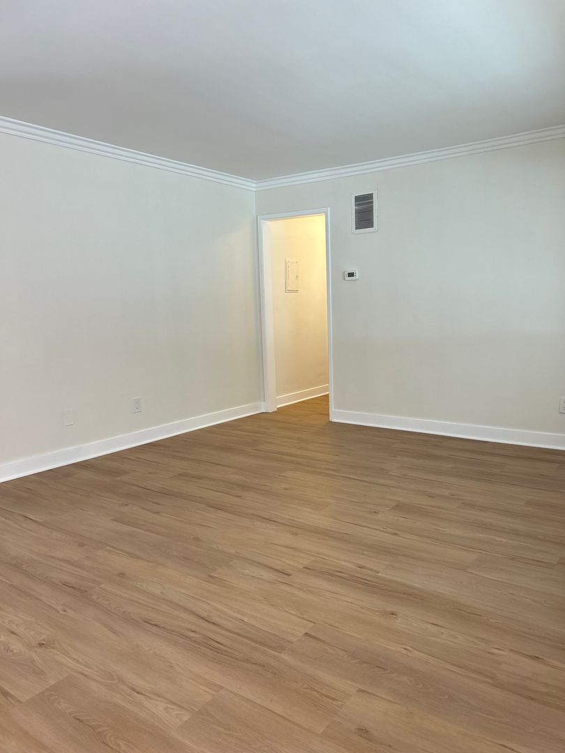 Los Angeles Apartment: 4315 Don Tomaso Dr