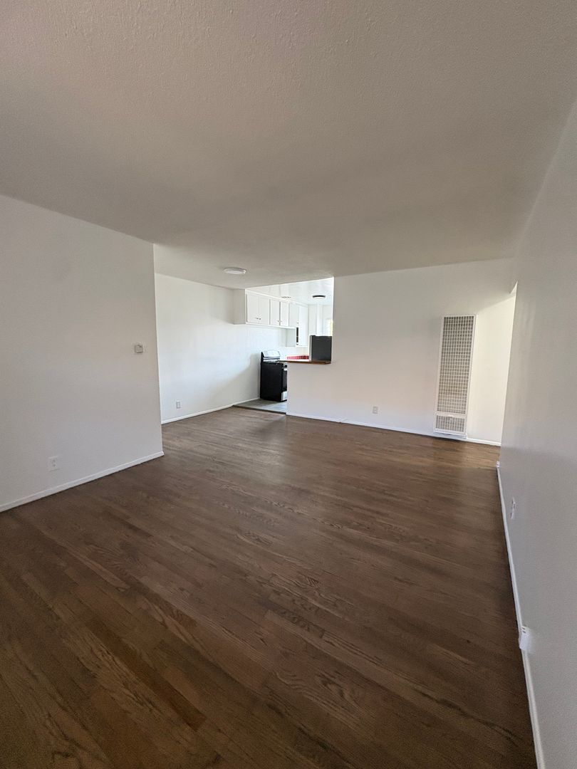 Los Angeles Apartment: 1353 Rolland Curtis Pl