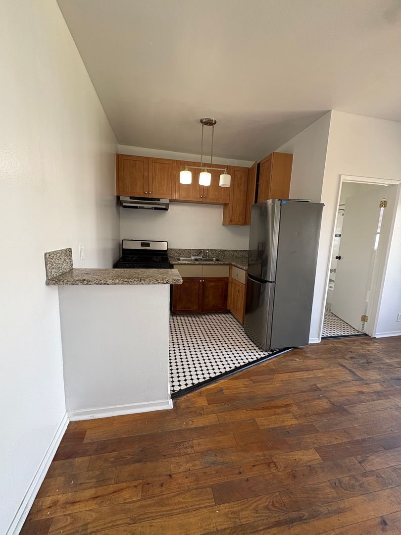 Los Angeles Apartment: 324 S Catalina St