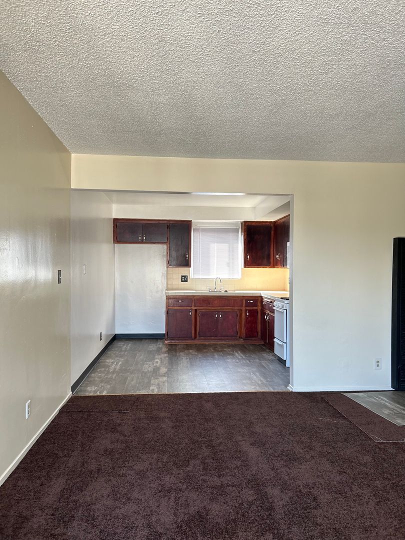 Los Angeles Apartment: 1622 W 81st St