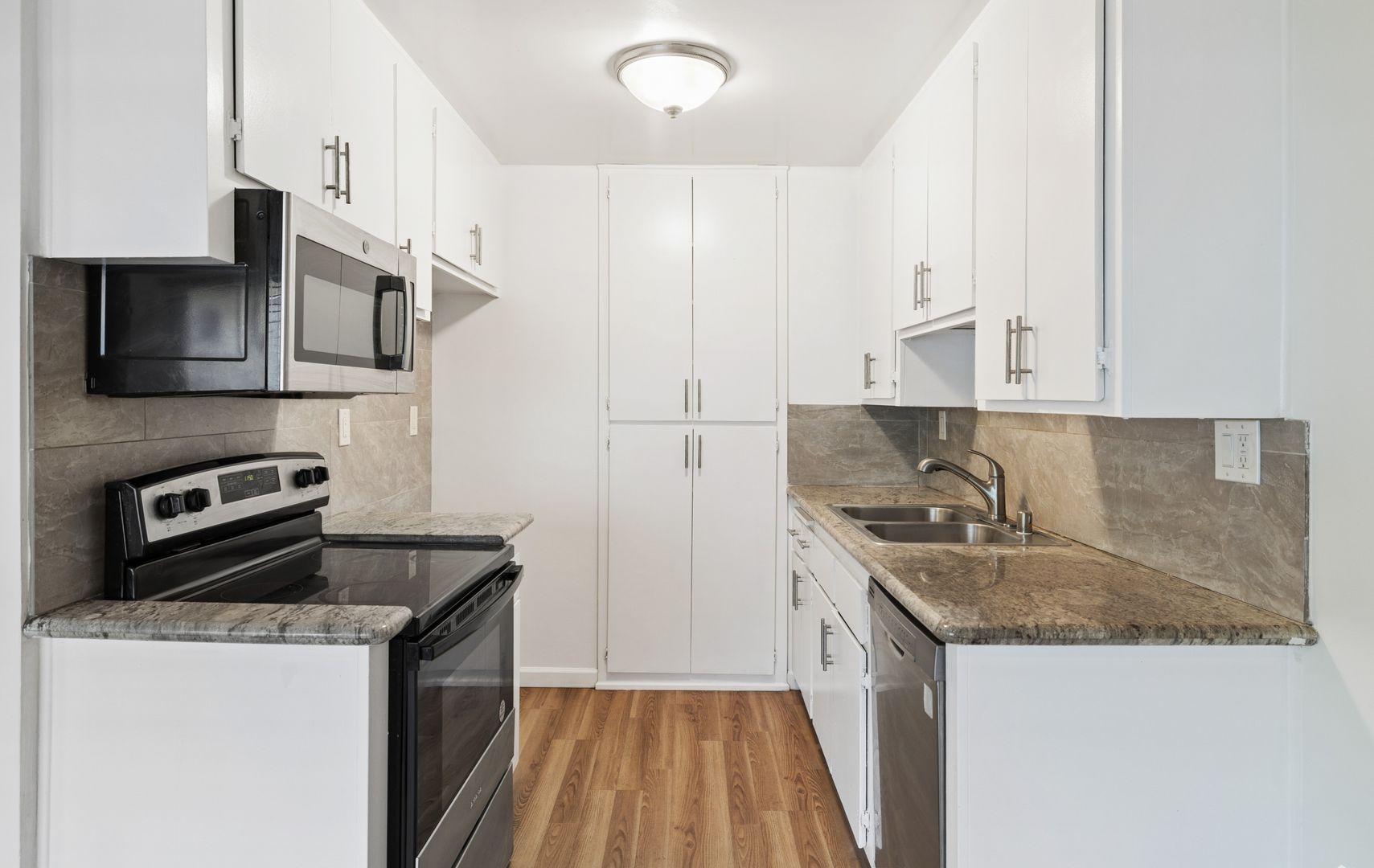 Long Beach Apartment: 1929 E Appleton St