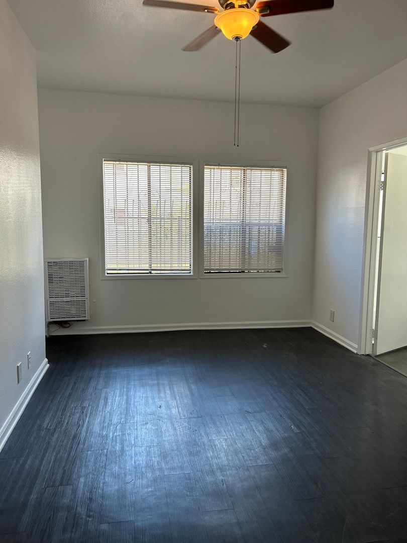 Los Angeles Apartment: 324 S Catalina St