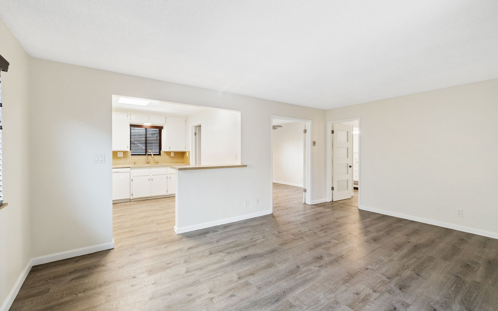 Long Beach Apartment: 1929 E Appleton St