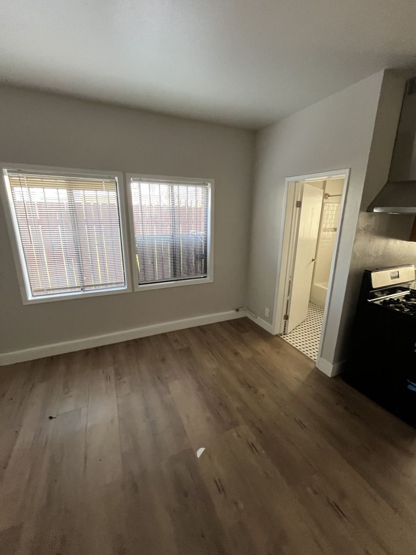 Los Angeles Apartment: 324 S Catalina St