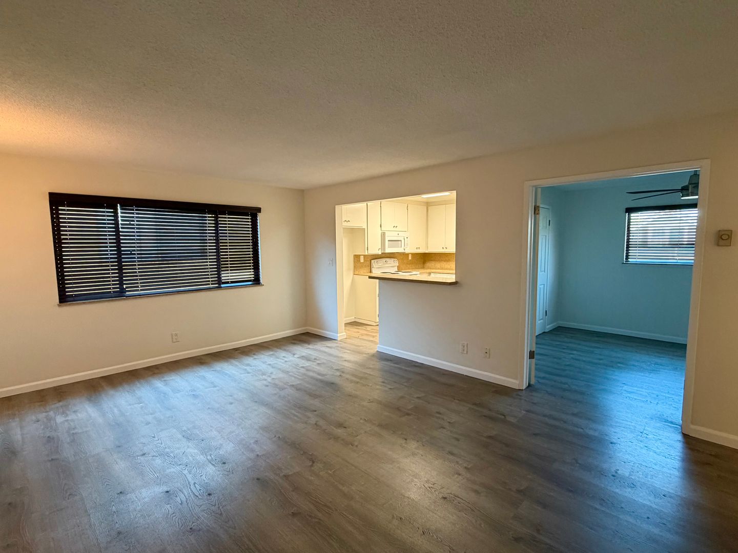 Long Beach Apartment: 1929 E Appleton St