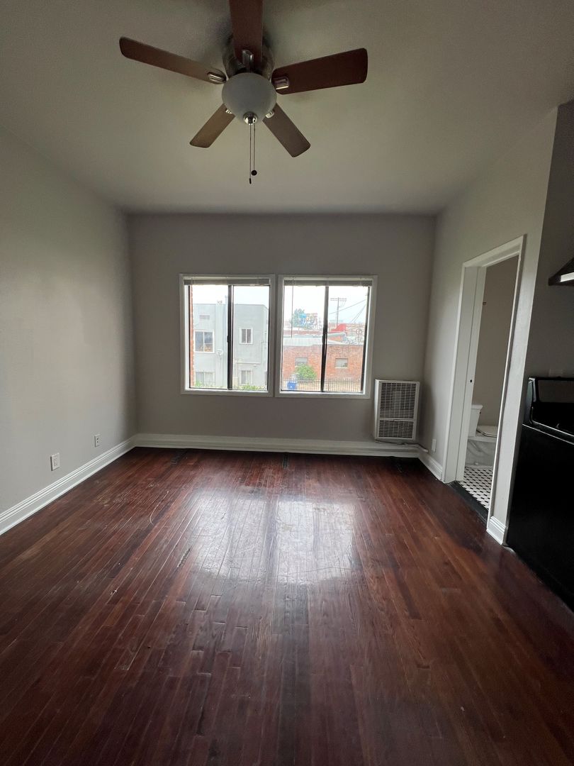 Los Angeles Apartment: 324 S Catalina St